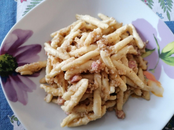 Pasta con pesto di noci e pancetta