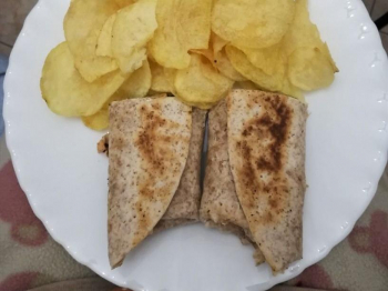 Piadina semi integrale con salmone e crema di ceci