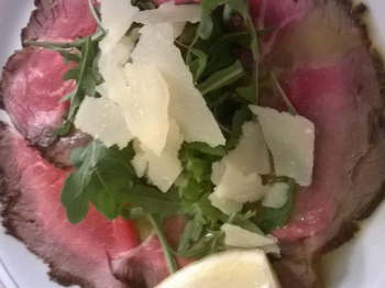 Roast beef con grana e rucola