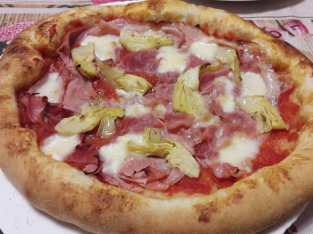 Pizza con cornicione cotta con pietra refrattaria