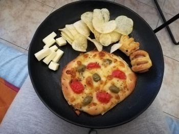 Mini pizzette con olive e pomodorini