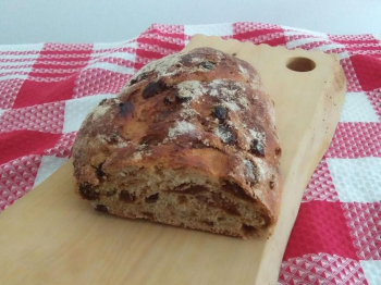 Pane con fichi, uvetta e noci