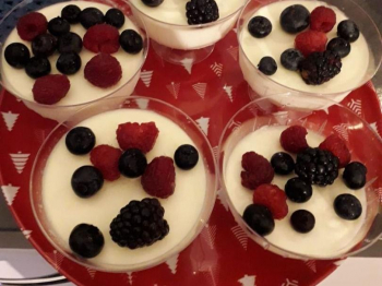 panna cotta con frutti di bosco