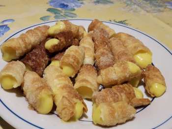 Cannoncini di Benedetta Rossi alla crema pasticcera di Damiano Carrara