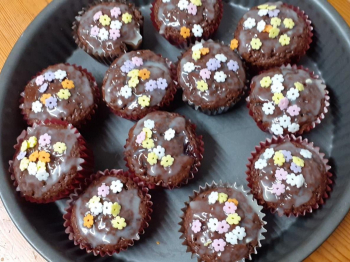 Muffins con mandorle, cacao e marmellata