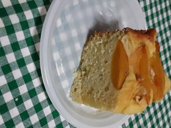 Ciambella ricotta e pesche sciroppate