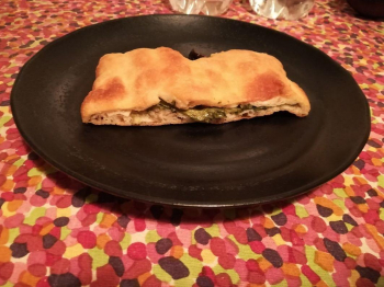 Pizza con la scarola, acciughe ed olive