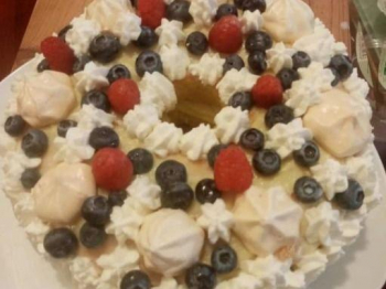 Chiffon cake con crema pasticcera e frutti di bosco