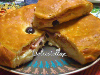 Scacciata siciliana con tuma, prosciutto cotto e olive nere