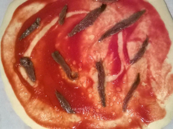 Pizza rossa alle acciughe