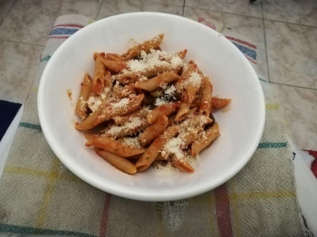 Penne con le olive, pinoli e uvetta