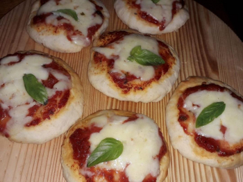 Pizzette con mozzarella di bufala🍻
