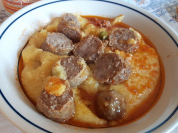 Polenta con salamella in umido