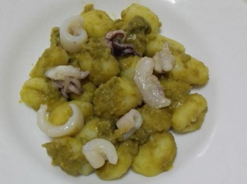 Gnocchi con crema di piselli e seppie
