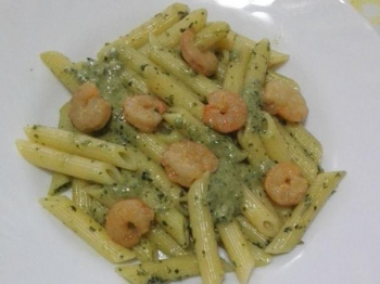Pasta con pesto di rucola e gamberi