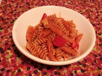 Pasta con peperoni, ricotta e pomodorini