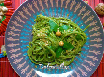 spaghetti con pesto di rucola e basilico e granella di nocciole
