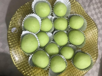 Palline verdi di pasta di mandorle veloce