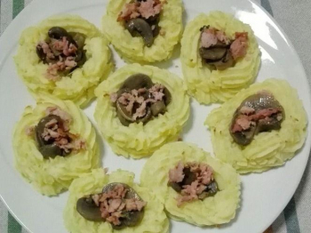 Cestini di patate con salsicce e funghi