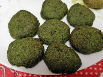 Polpette di spinaci e tonno cotte nella friggitrice ad aria