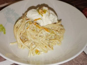 Spaghetti con fiori di zucca, alici e burrata