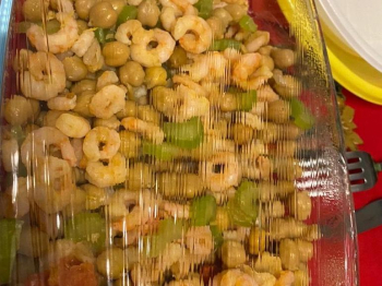 Insalata, sedano, gamberetti e ceci