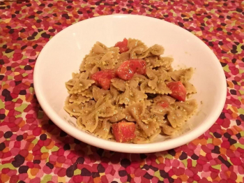 Farfalle con crema di asparagi, ricotta, pinoli e pomodorini
