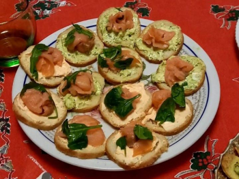 Tartine con crema di avocado e salmone
