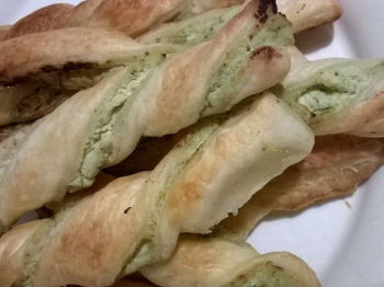 Stick di sfoglia con crema al pesto