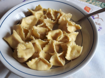 Tortellini al crudo e nocciole
