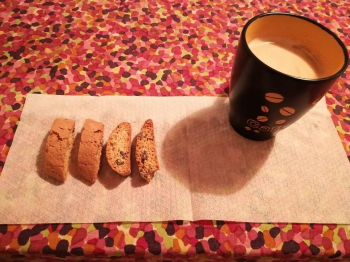 Biscotti tipo &quot;cantucci&quot; con le gocce di cioccolato