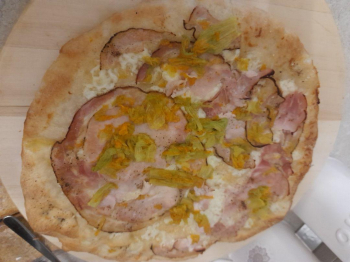 Pizza porchetta e fiori di zucca