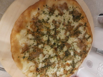 Pizza tonno cipolle e pesto