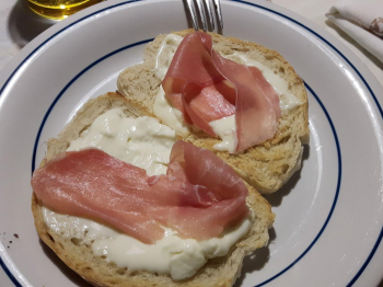 Bruschette stracchino e prosciutto crudo