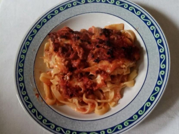 Tagliatelle al forno al sugo e piselli