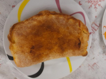Calzone con prosciutto e mozzarella