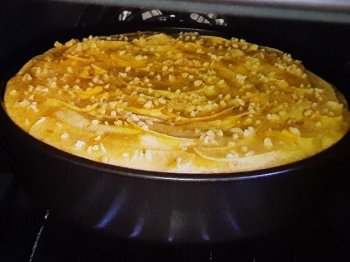 Torta di mele e granella di nocciole