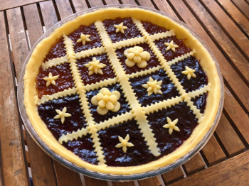 Crostata metà frutti di bosco metà pesca