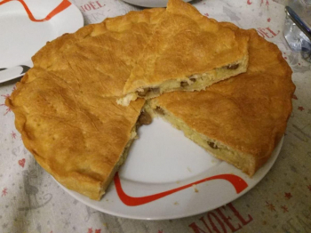 Torta rustica con olive  , patate e gorgonzola