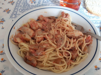 Spaghetti con sugo di prosciutto e funghi