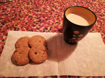 Biscotti integrali con mela, nocciole e uvetta