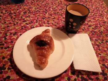 Brioches integrali con i semi di lino e marmellata ai frutti di bosco