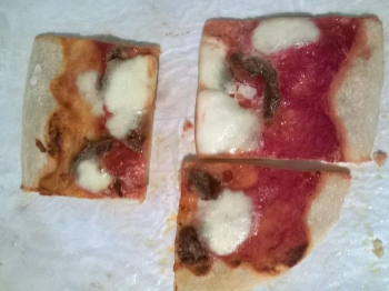 Quadrotti di pizza alle alici
