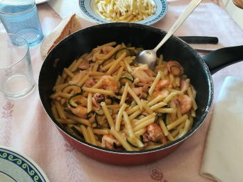 Pennette con i gamberi, zucchine e seppioline