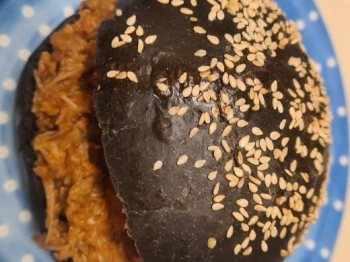 Hamburger con carbone vegetale