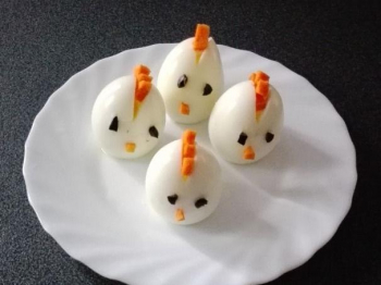 Uova sode a forma di gallina