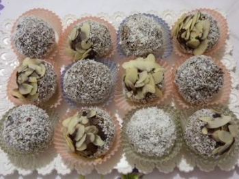 TARTUFI DI PANETTONE CON COCCO E CIOCCOLATO