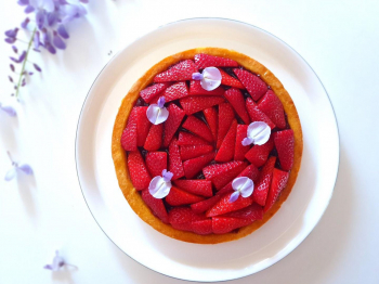 CROSTATA CON FRAGOLE E CONFETTURA DI VISCIOLE