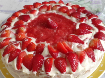 Torta sofficissima alle fragole e crema chantilly