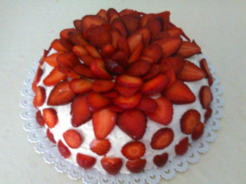 Torta zuccotto con panna e fragole